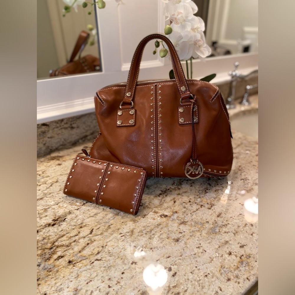 MICHAEL KORS DESIGNER HANDBAG WITH MATCHING WALLET
